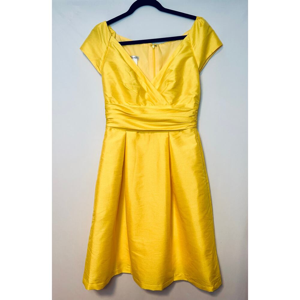 Alfred Sung Cocktail Dress in Daisy. Size 10 NWT